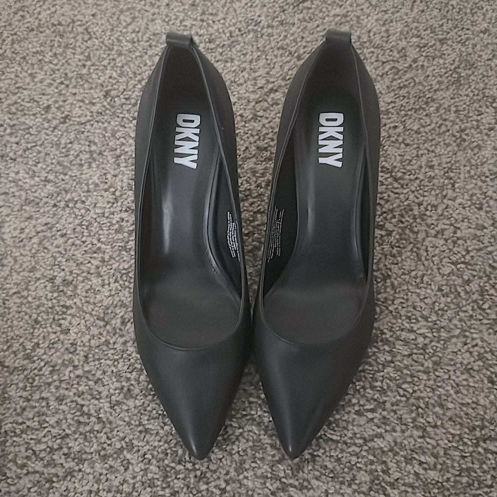 New classic black pumps